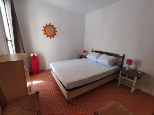 une petite chambre avec un lit et deux tables de nuit dans l'établissement Appart climatisé 4 pers, proche plage et commerces - FR-1-776-87, à Argelès-sur-Mer