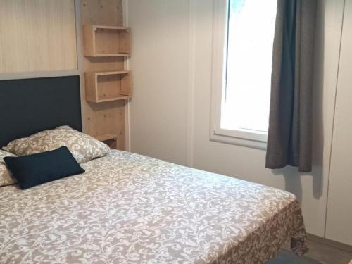 - une chambre avec un lit et une fenêtre dans l'établissement Chalet Labouheyre, 3 pièces, 6 personnes - FR-1-783-25, à Labouheyre