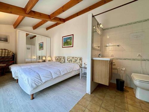een slaapkamer met een bed, een bad en een wastafel bij Maison Saint-Pierre-d'Oléron-La Cotinière, 4 pièces, 6 personnes - FR-1-246A-293 in Saint-Pierre-dʼOléron