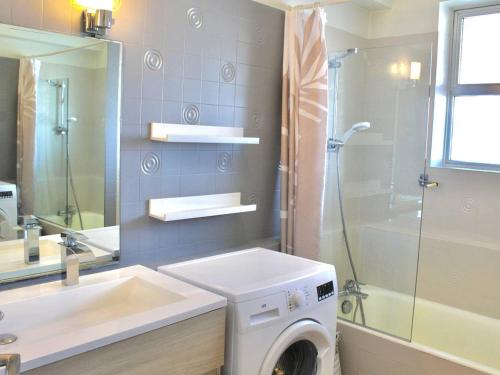 La salle de bains est pourvue d'un lave-linge et d'une douche. dans l'établissement Appartement moderne 2 Pièces RDC, climatisé avec terrasse, proche commerces, 4 couchages - FR-1-252A-118, à Villeneuve-Loubet