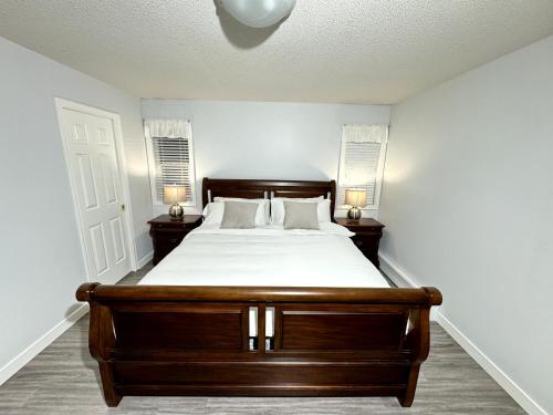 een slaapkamer met een groot bed met 2 nachtkastjes bij K E vacation house in Nanaimo