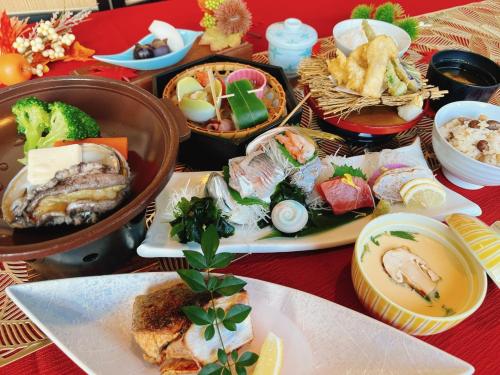 a table with many plates of food on it at KOUBOUNOYU NAGAOKA in Shizuoka