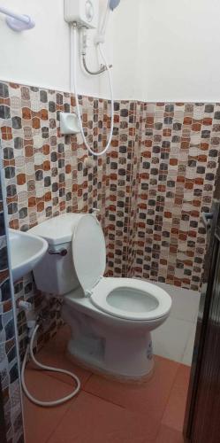 a bathroom with a toilet and a shower at Villa Juan y Exequila in Anda