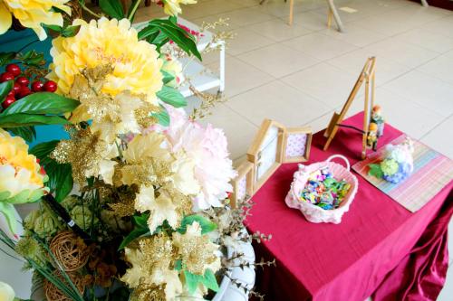 uma mesa com flores sobre ela com uma mesa rosa em Heng Bin Bed and Breakfast em Taitung City