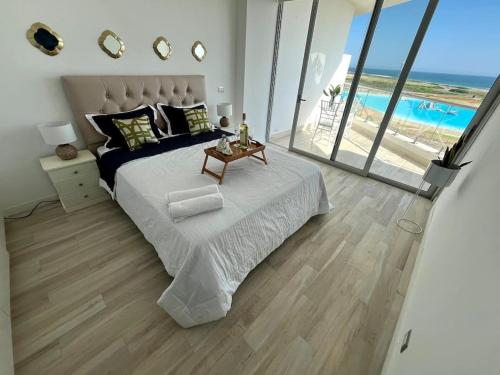 una camera con un grande letto e vista sulla spiaggia di Ecusuites Playa privada Room 1 Karibao a Playas