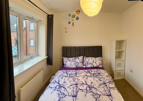 Schlafzimmer mit einem Bett und einem Fenster in der Unterkunft Comfortable double room with shared spaces in West Bromwich