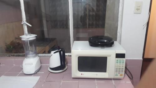 a microwave and a blender sitting on a counter at Apartamento en Miraflores in La Paz