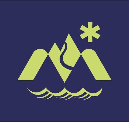un logo pour une église avec des montagnes et une croix dans l'établissement 