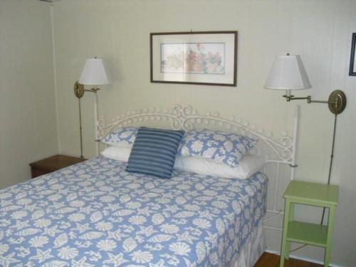 1 dormitorio con 1 cama azul y blanca y 2 lámparas en Amazing Apartment In Barnegat Light With 3 Bedrooms, Internet And Wifi, en Barnegat Light