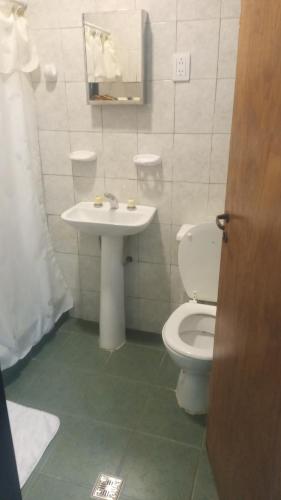 uma casa de banho com um WC e um lavatório em Departamentos PEUQUE em Comodoro Rivadavia