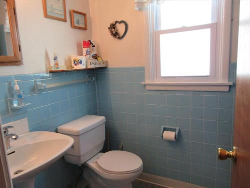 ein Badezimmer mit Toilette und Waschbecken und einem Fenster in der Unterkunft Ship Bottom 2Nd Floor Duplex With Great Ocean Views, in Ship Bottom