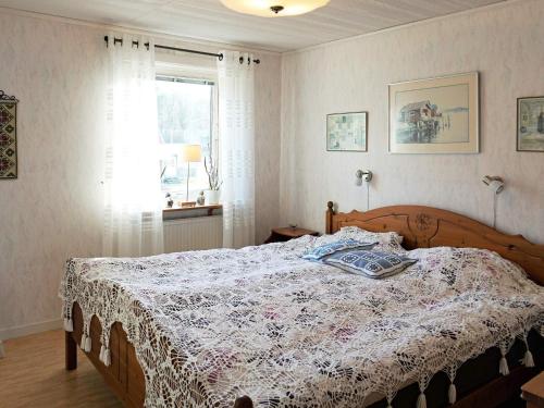 ein Schlafzimmer mit einem Bett mit einer Blumendecke in der Unterkunft Holiday home Uddevalla X in Uddevalla