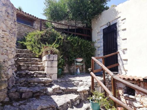 una entrada a una casa con una pared de piedra en One bedroom property with terrace and wifi at Sedini 8 km away from the beach, en Sedini