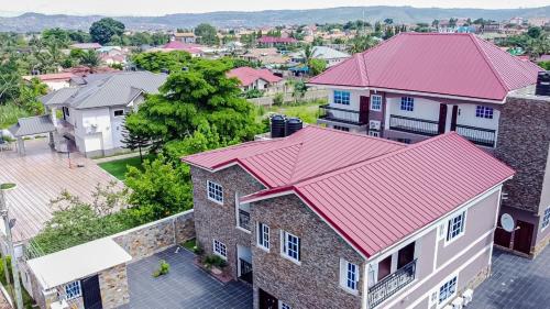 een luchtzicht op een huis met een rood dak bij Douglas Court Accra-Fantastic Living 1,2,3-Beds in Adenta, 5star Service, Free Wifi, 30mins to Airport, by DLA 