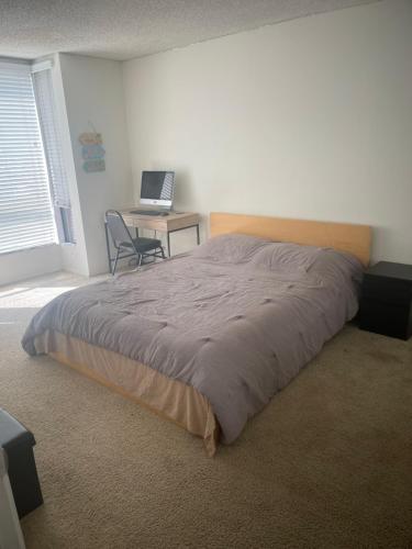 - une chambre avec un lit et un bureau avec un ordinateur portable dans l'établissement Marine, à Los Angeles