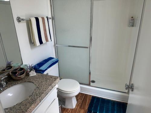 uma casa de banho com um chuveiro, um WC e um lavatório. em Marine em Los Angeles