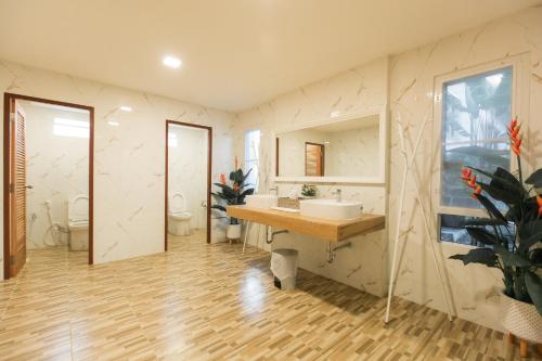 a bathroom with a sink and a mirror at Hide & Seek River Villa in Ban Wang Wa (1)