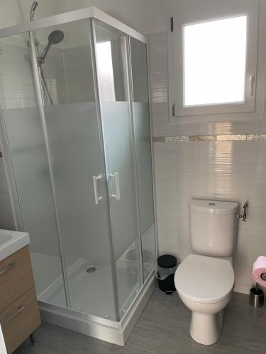 een badkamer met een toilet en een glazen douche bij Appartement t2 avec terrasse et cour in Cavaillon