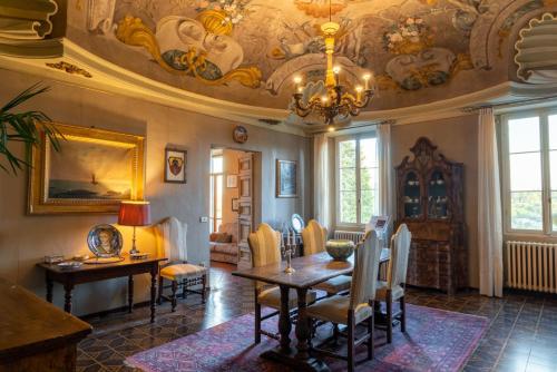 sala de estar con mesa, sillas y techo en Villa Cattani Stuart XVII secolo, en Pesaro