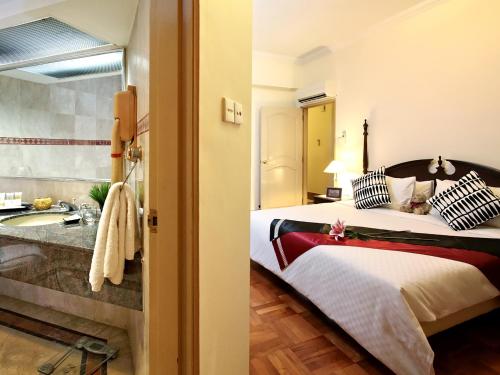 En eller flere senge i et værelse på Village Residence West Coast by Far East Hospitality