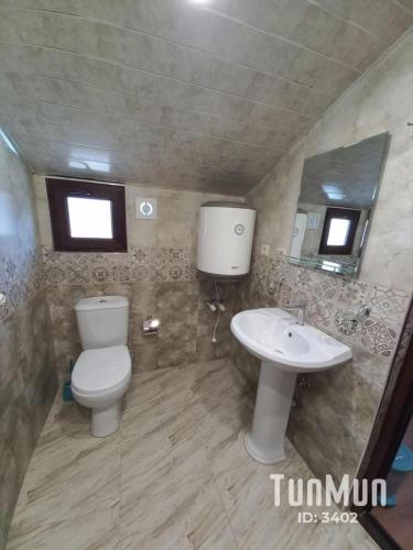 Ένα μπάνιο στο Violet guest house