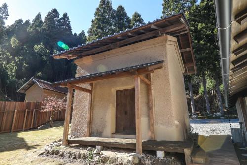 a house that is being built in a yard at 有田邸 in Ōno