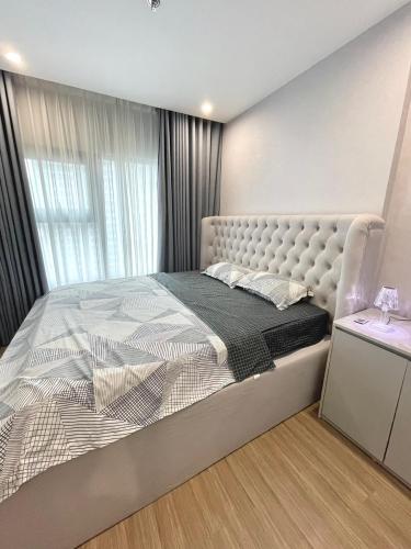 ein Schlafzimmer mit einem großen Bett und einem Fenster in der Unterkunft Xeko House in Hanoi