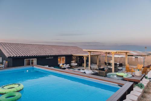 Foto de la galería de Heated Pool, Hot Tub, Plunge, Game Room, and Kid's Toys! en Joshua Tree