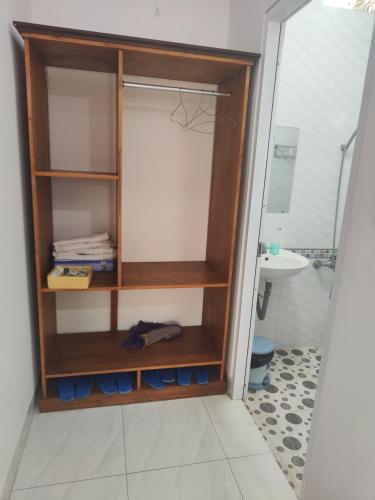 baño con estante de libros en NHÀ NGHỈ PHÚ QUÝ, en Ho Tram