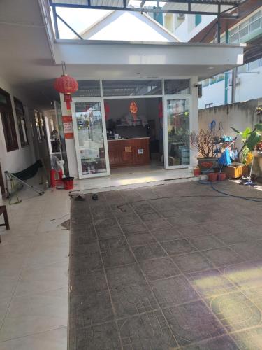 frente a una tienda con grandes puertas de cristal y suelo en NHÀ NGHỈ PHÚ QUÝ, en Ho Tram