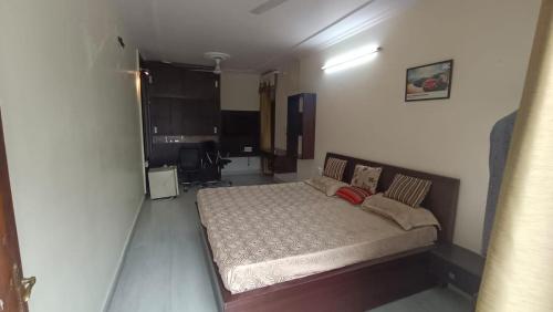 1 dormitorio con 1 cama grande en una habitación en raminder singh ghai, en Jaipur