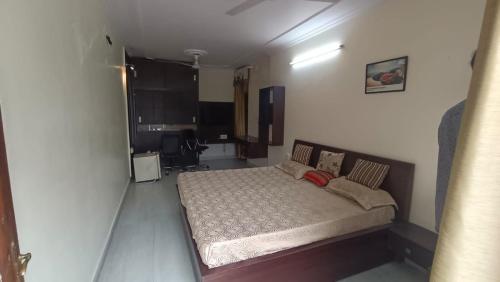 1 dormitorio con 1 cama grande en una habitación en raminder singh ghai, en Jaipur