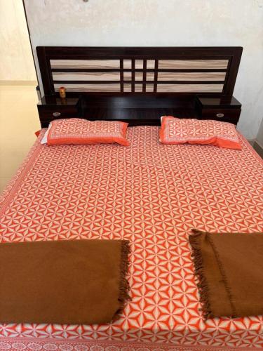Ένα ή περισσότερα κρεβάτια σε δωμάτιο στο SRIRAM HOMESTAY 01 KM to SRI RAM MANDIR