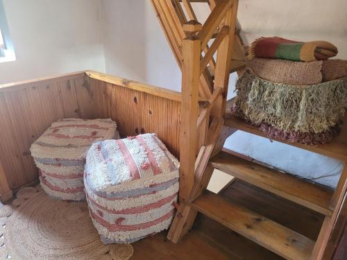 Habitación con litera y 2 reposapiés en Casa el Frances, en Candamin