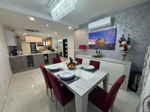 - une salle à manger et une cuisine avec une table et des chaises dans l'établissement Marsascala Sea View 2 Bed Apartment close to center! HPI 9934, à Marsaskala