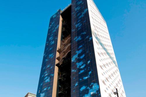ロスピタレート・デ・リョブレガートにあるRenaissance Barcelona Fira Hotelの窓が多い高層ビル