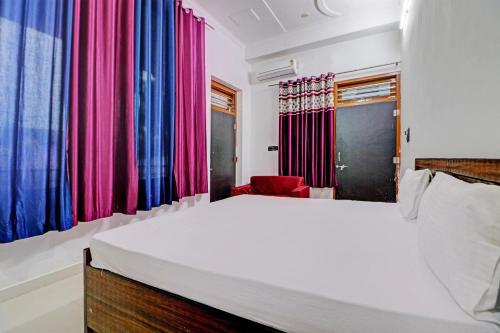 Un pat sau paturi într-o cameră la OYO Hotel Redfly Inn