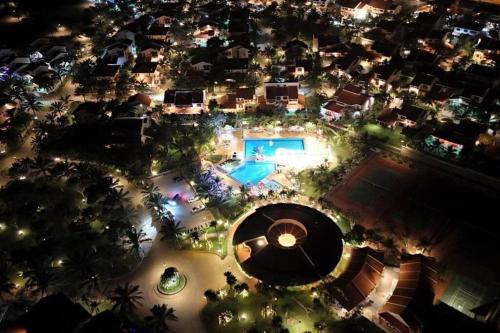 una vista aerea di una città di notte con piscina di Biệt thự biển Mũi Né - Villa Muine Domaine - Sea View a Phan Thiet