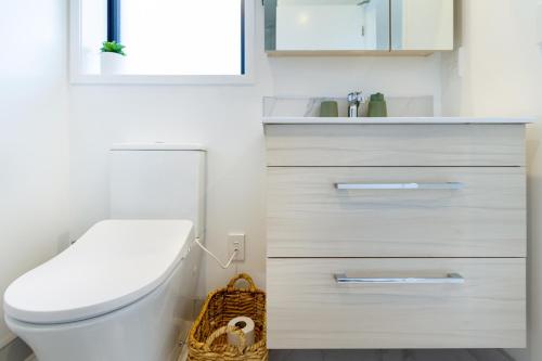 un baño con inodoro y lavabo en Urban Escape Ground Floor Studio, Wilmer St, en Christchurch