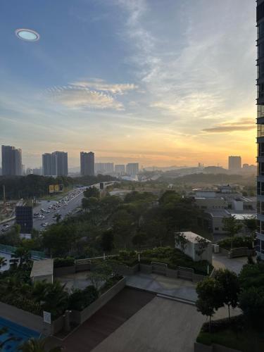 vista de uma cidade ao pôr-do-sol a partir de um edifício em Room in Paraiso residence em Kuala Lumpur