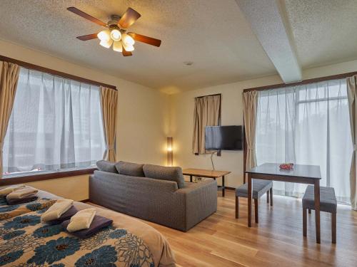 本部町にあるゆくりなリゾート沖縄 海風のベッドルーム1室(ベッド1台、ソファ、テーブル付)