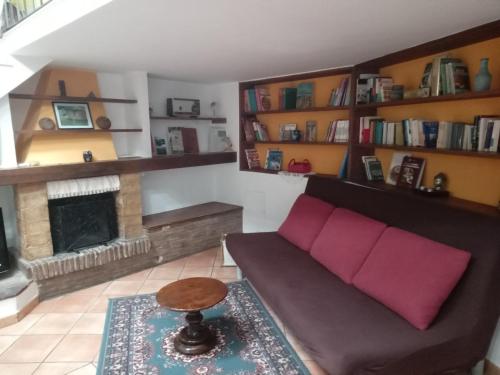 uma sala de estar com um sofá e uma lareira em Il ponticello em Caprarola
