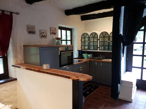 cocina con armarios grises y encimera en Ferienhaus Oak-Tree-Cottage, en Beverstedt