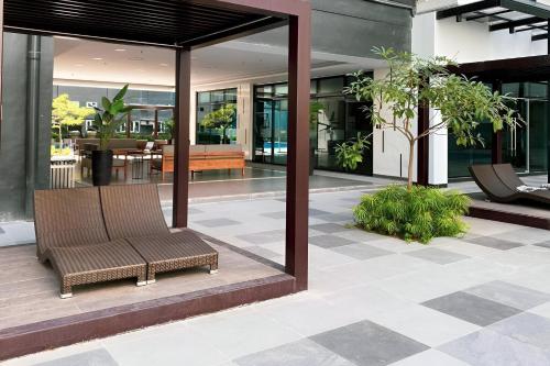 un patio con una sedia in un edificio di Casa Aria @ SMDC Charm Residences a Manila