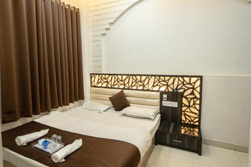 En eller flere senge i et værelse på Hotel Khajanchi