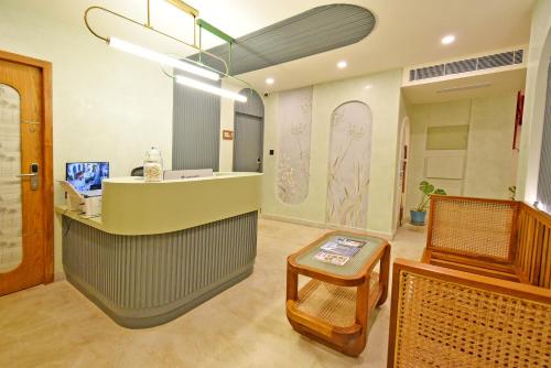 un salón con barra y taburete en una habitación en Sea Gadabout - Seaside Stays en Pondicherry