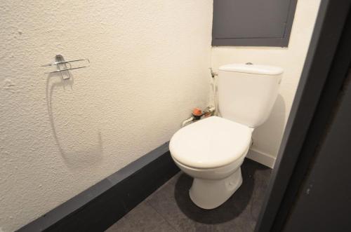 - une salle de bains avec des toilettes blanches dans une cabine dans l'établissement Résidence Jetay - Studio 4 personnes au Ménuires avec vue sur la Masse MAE-4214, aux Menuires