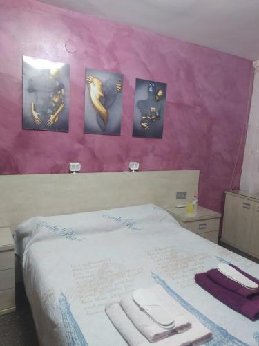 ein Schlafzimmer mit einem Bett mit drei Handtüchern darauf in der Unterkunft Suite en 1a línea de Playa con piscina a 20 minutos de Barcelona in Premiá de Mar