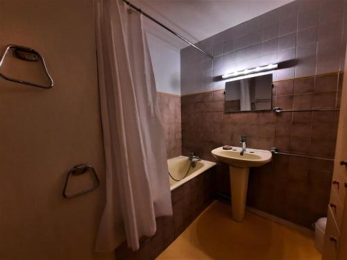 une salle de bain avec un lavabo, des toilettes et une douche dans l'établissement Résidence Belledonne - Appartement 6 pers ski au pied à la Croisette aux Menuires MAE-4714, aux Menuires
