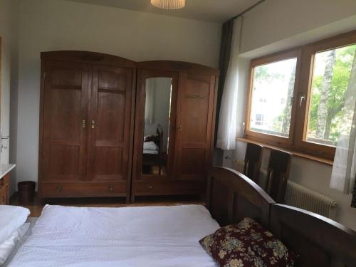 Cama o camas de una habitación en gemütliche stilvoll eingerichtete Ferienwohnung